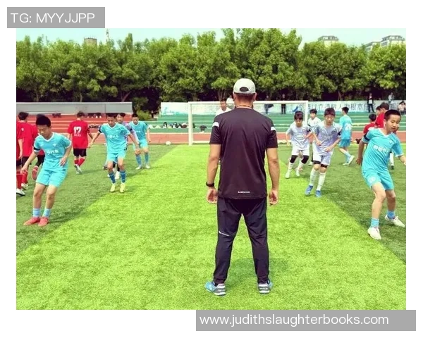 模仿足球明星跑步动作提升运动表现的技巧与训练方法分享 模仿足球明星跑步动作提升运动表现的技巧与训练方法分享