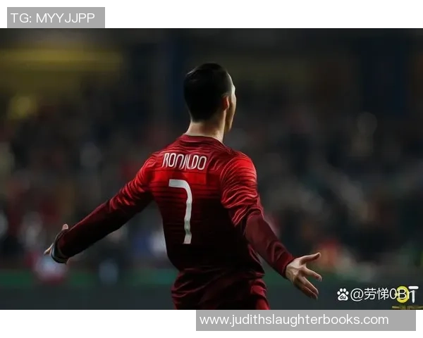 黑色足球明星的传奇故事与他们在绿茵场上的辉煌成就 黑色足球明星的传奇故事与他们在绿茵场上的辉煌成就